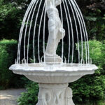 1091R Fontanna dziewczyna z dzbanami z ringiem2 LOGO