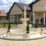 1113 Fontanna duża dziewczyna z dzbanami (3) LOGO